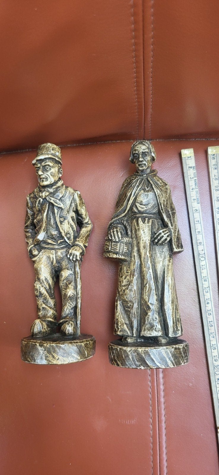 Antieke beelden van een man en vrouw, gesigneerd, Ophalen of Verzenden, Steen of Keramiek, Beeld, Bruin