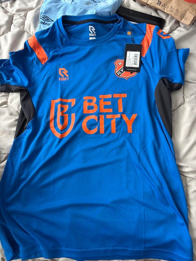 Nieuw FC Volendam Robey Voetbalshirt Maat S met kaartje, Maat S, Ophalen of Verzenden, Zo goed als nieuw, Shirt