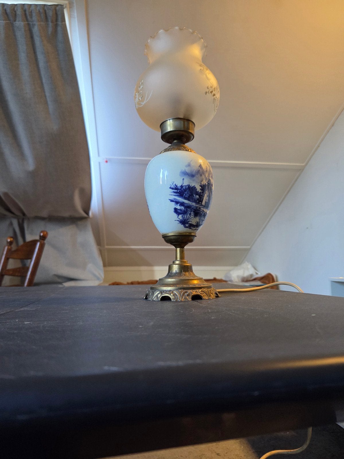 Antieke Tafellamp met Delfts Blauw Decor en Melkglas Kap, Ophalen of Verzenden
