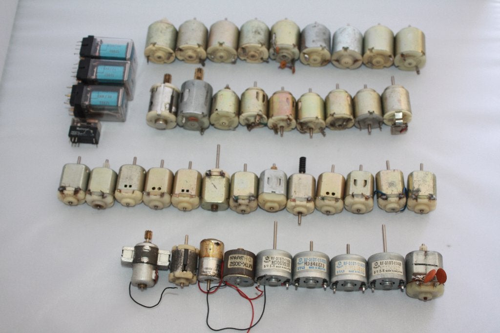 circa 40 elektromotoren veelal 12 volt, Hobby en Vrije tijd, Elektronica-componenten, Ophalen of Verzenden, Gebruikt