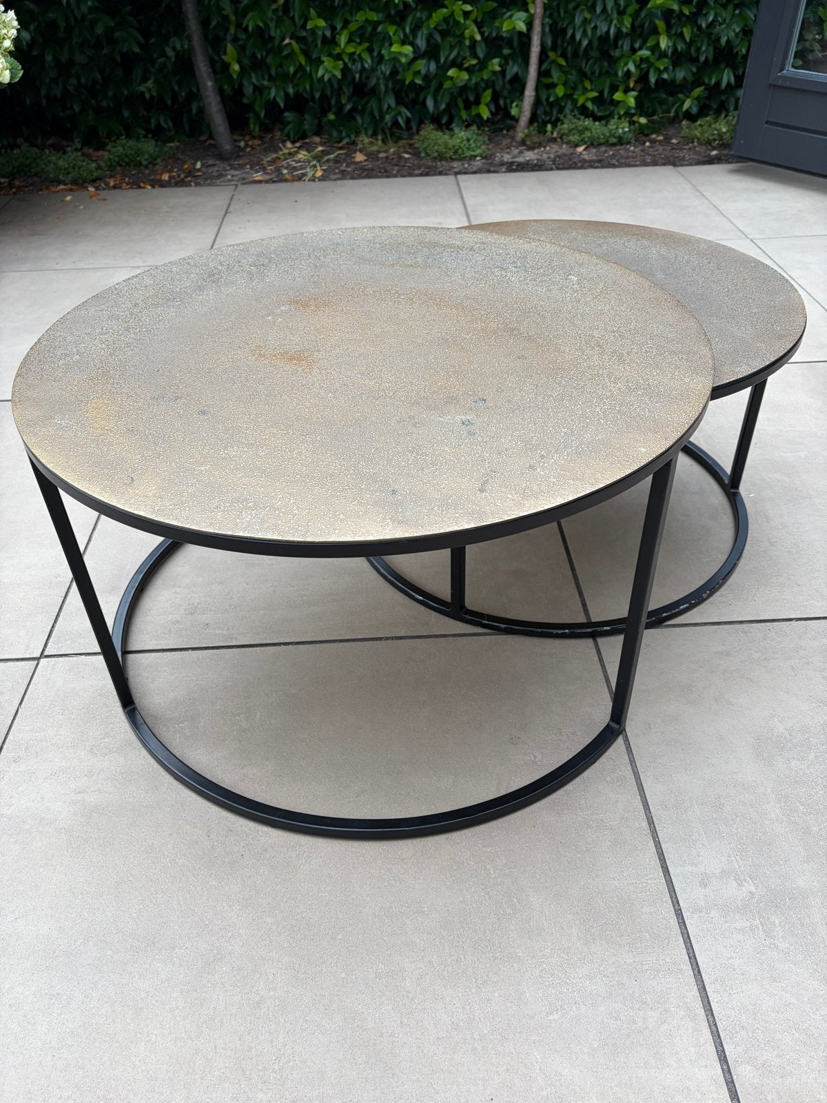 Set van 2 ronde salontafels - Goudkleurig met zwart metaal, Gebruikt, Rond, Metaal, 5 – 50
