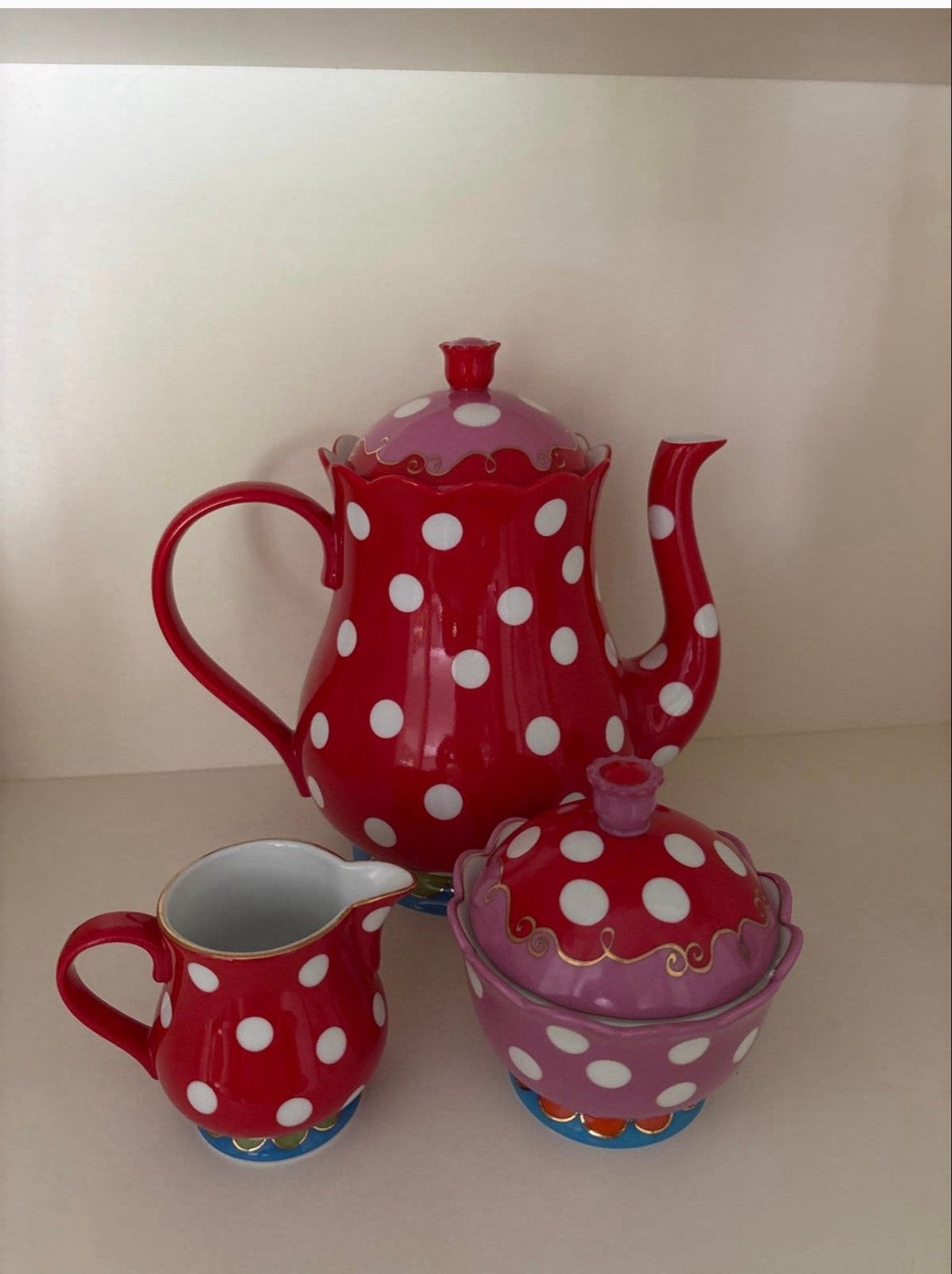 Douwe Egberts theepot, melkkan en suikerpot - rood met stipp, Ophalen, Keramiek, Zo goed als nieuw, Theepot