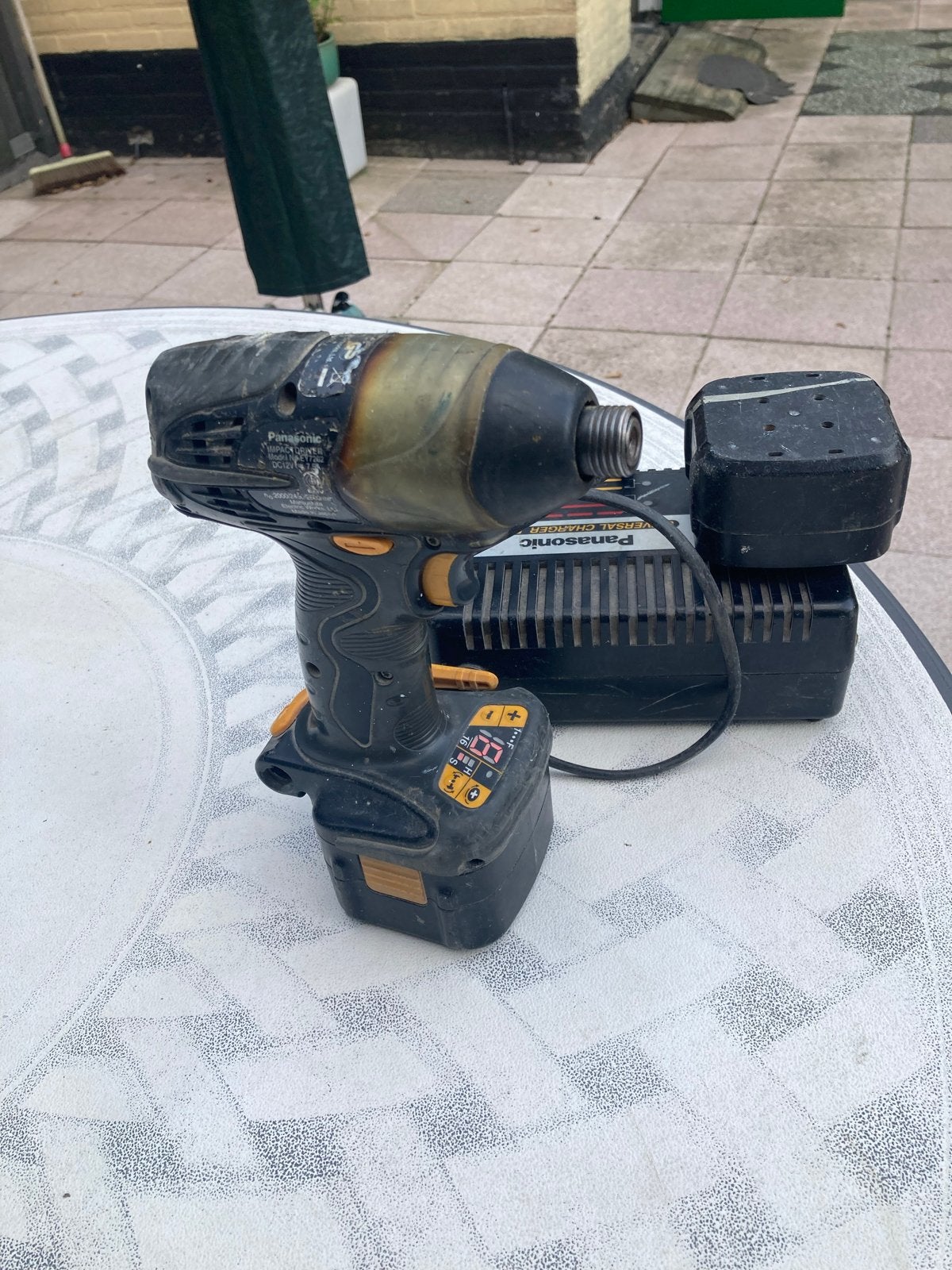 Panasonic Slagschroevendraaier met 2 accu's en lader, Ophalen of Verzenden, Gebruikt, Boor- en Schroefmachine, Variabele snelheid