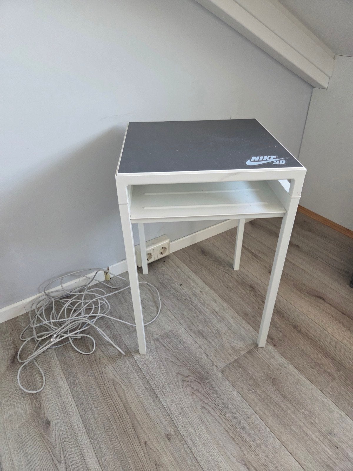 Gratis: nachtkastje/bijzettafeltje ikea grijs/wit, Ophalen, Gebruikt, Minder dan 45 cm, Metaal of Aluminium