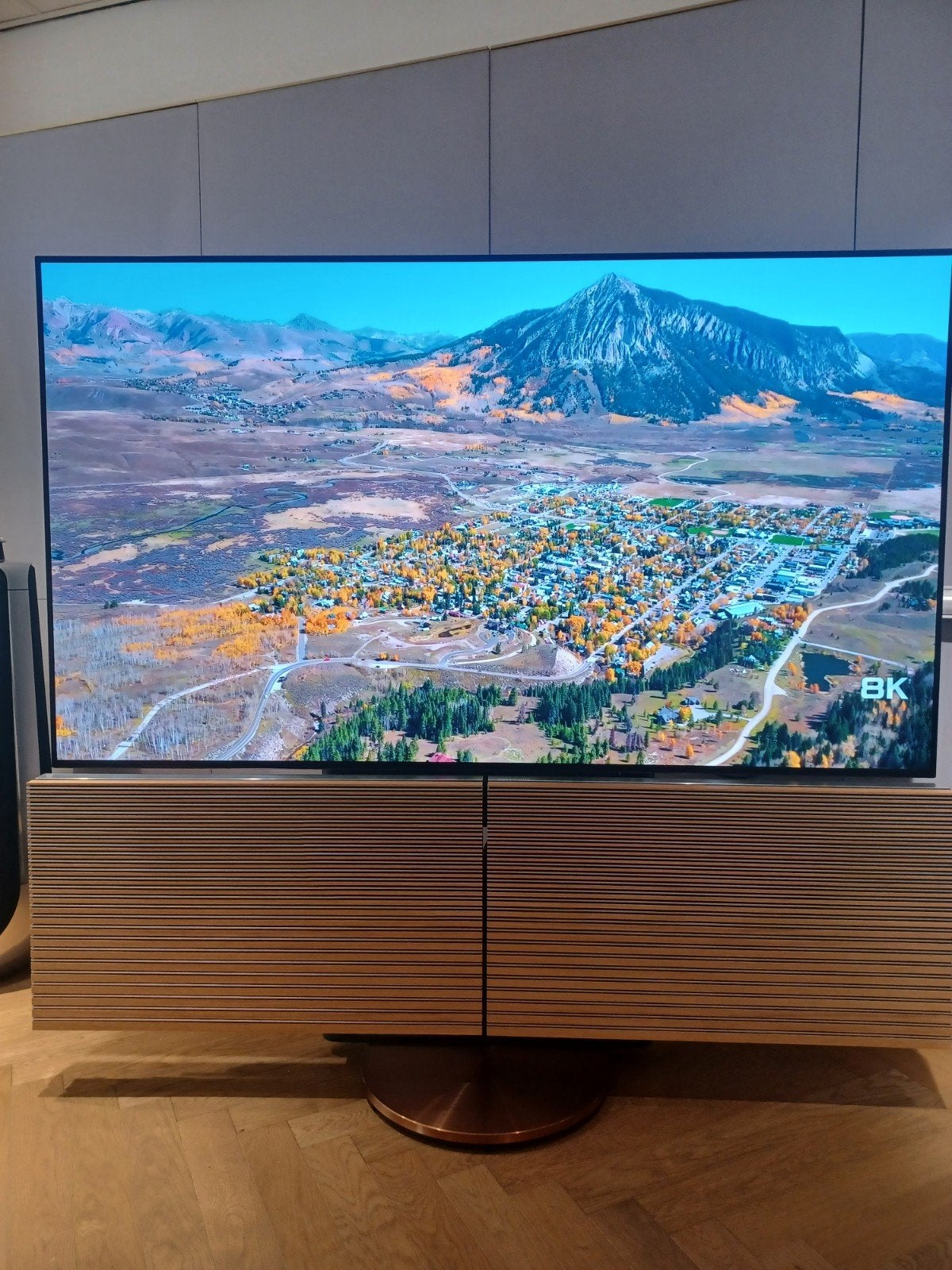 Foto 3 van B&O Harmony 77 OLED TV, Oak Aluminium covers en Motorstand
