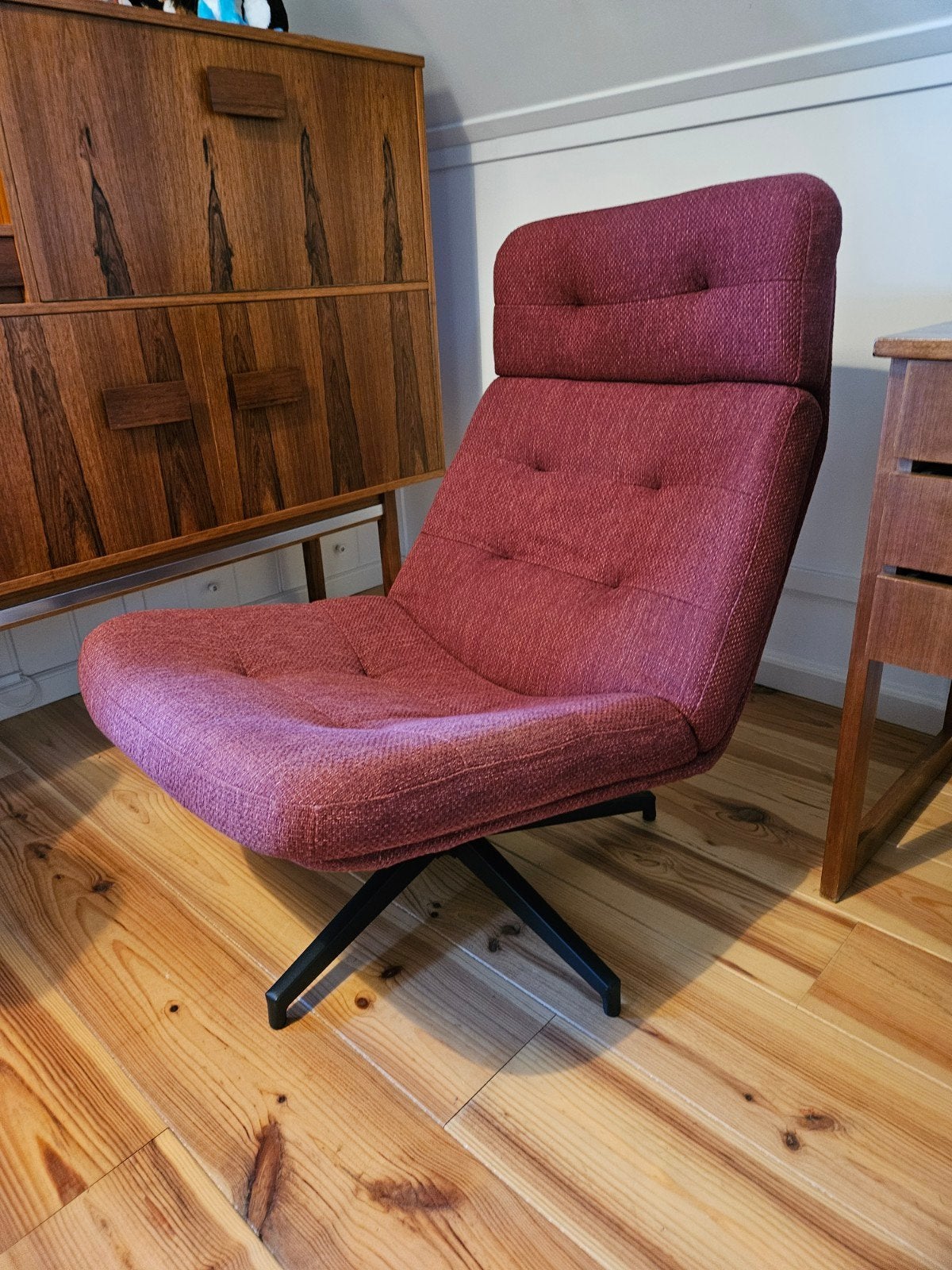 IKEA Havberg Draaifauteuil - Donkerrood Geweven Stof, Ophalen, Modern, Scandinavisch, 75 tot 100 cm, Zo goed als nieuw
