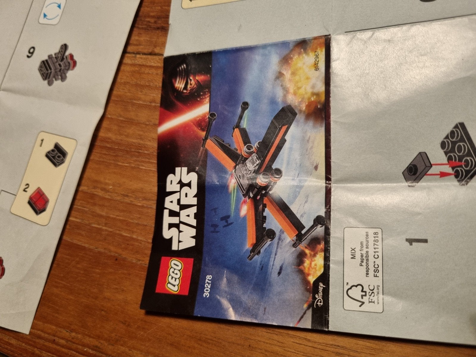 Foto 10 van LEGO Star Wars Kylo Ren's Shuttle (30380) uit 2016