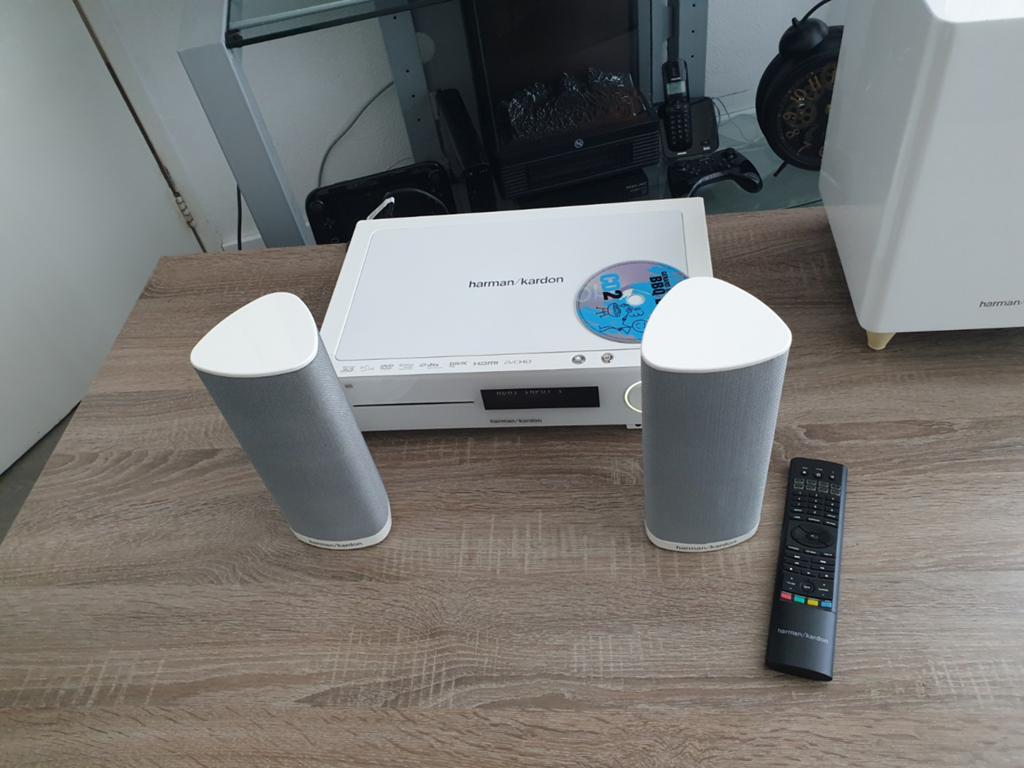 Harman Kardon BDS 270 wit met vloerstandaards, 2.1-systeem, Blu-ray-speler, 70 watt of meer, Zo goed als nieuw