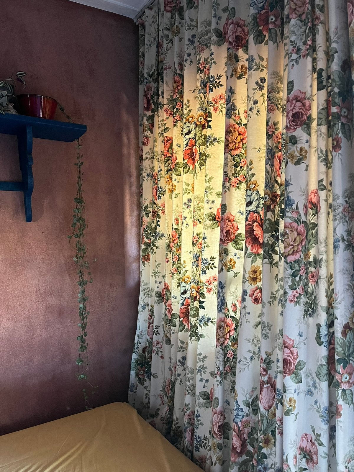 ….een bloemetjesgordijn! In goede staat, Met haken, Gebruikt, Ophalen of Verzenden, 250 cm