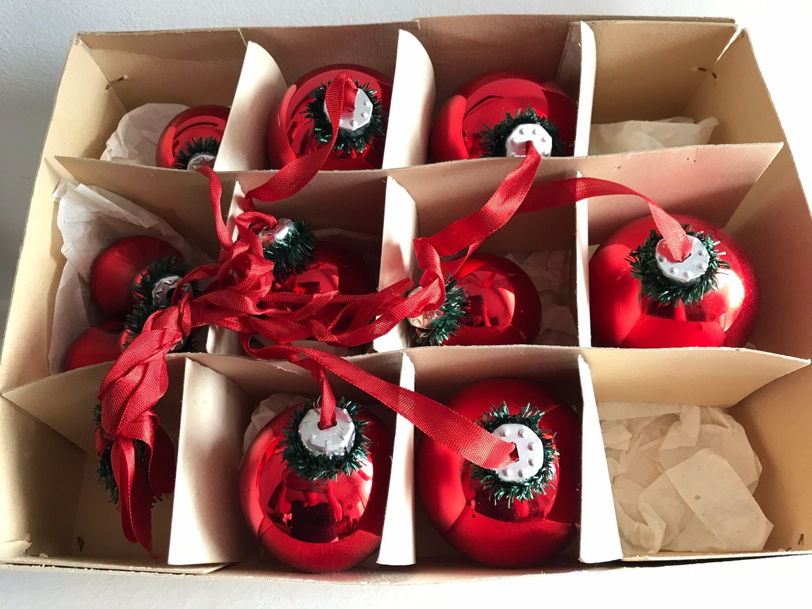 Kerstballen rood en klokjes aan snoer, Diversen, Kerst, Ophalen of Verzenden, Gebruikt