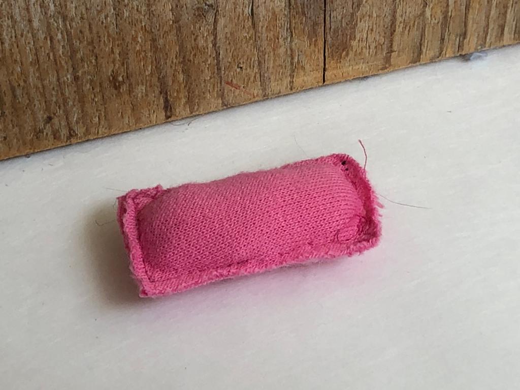 Kussen voor Barbie poppenhuis, Ophalen of Verzenden, Zo goed als nieuw, Toebehoren