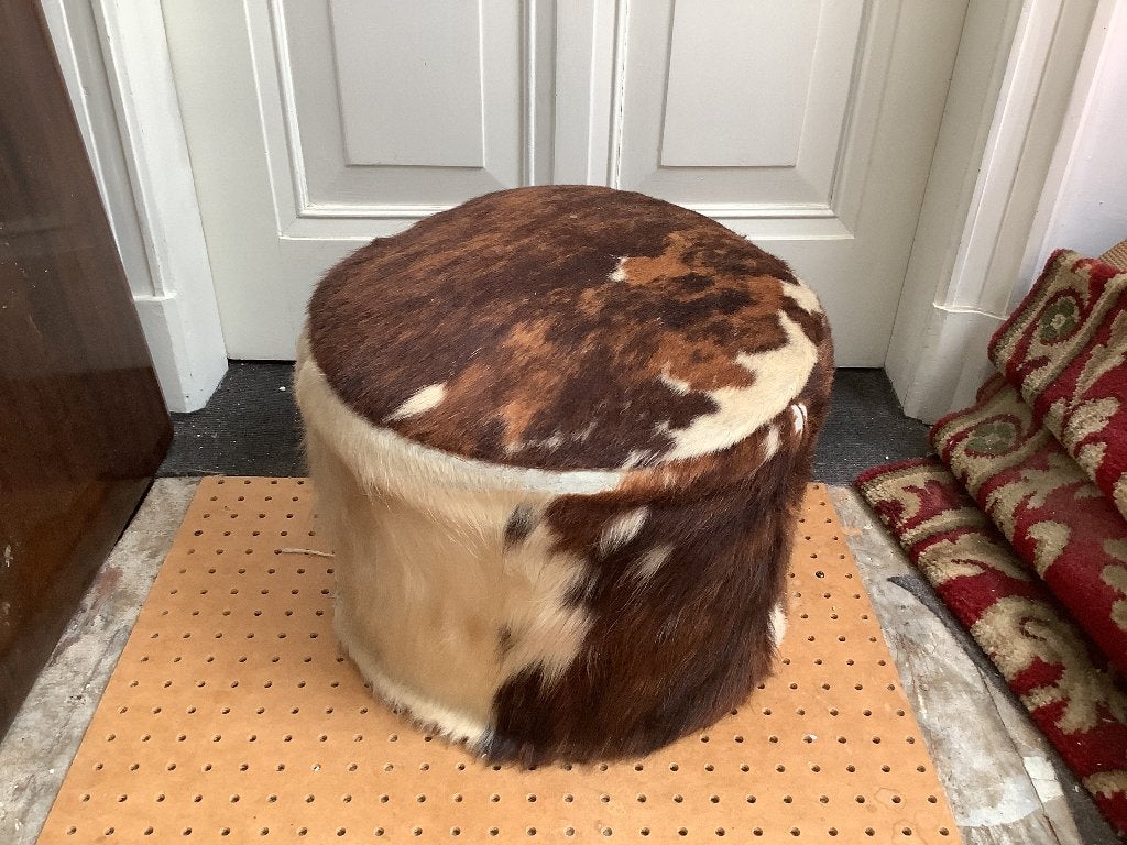 Poef van koeienvacht., Huis en Inrichting, Minder dan 50 cm, Gebruikt, Rond, Ophalen of Verzenden