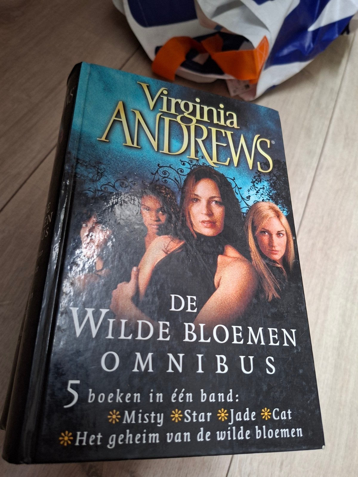 Virginia Andrews - De Wilde Bloemen Omnibus (5 boeken), Ophalen, Gelezen, Virginia Andrews, Nederland