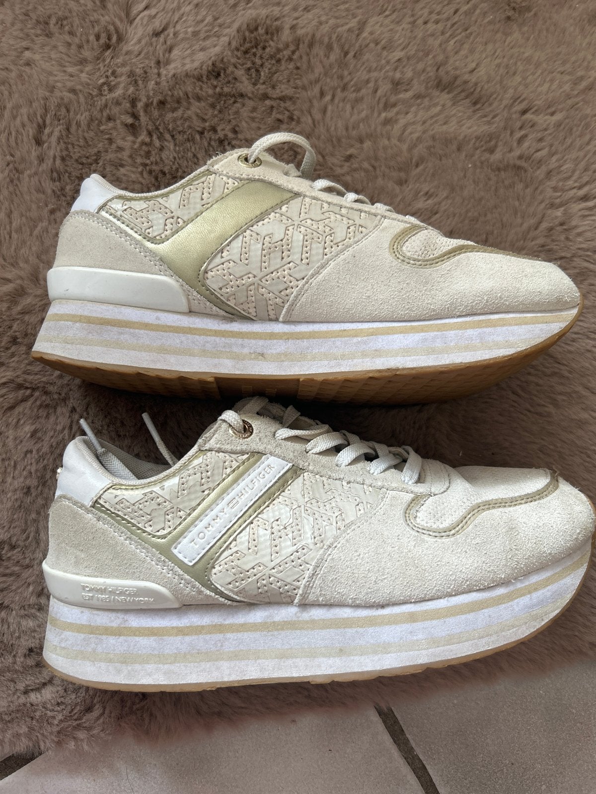 Tommy Hilfiger sneakers maat 39, Kleding | Dames, Schoenen, Ophalen of Verzenden, Gedragen, Beige, Sneakers of Gympen