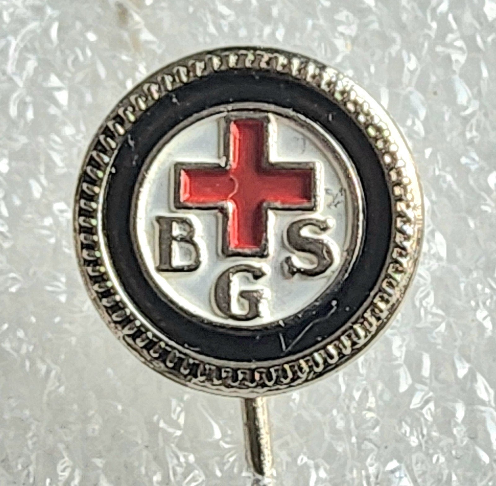Vintage Speldje BGS met Rood Kruis, Ophalen of Verzenden, Gebruikt, Overige onderwerpen, Speldje of Pin