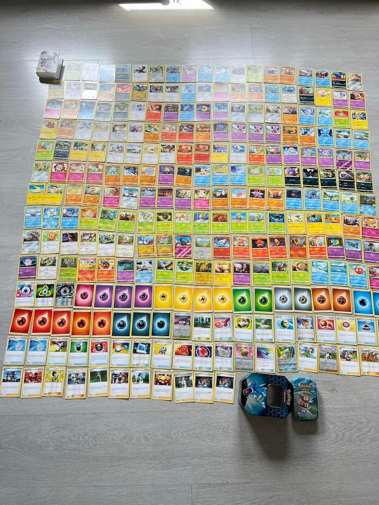Pokémon kaarten met doosje, box en boekje, Hobby en Vrije tijd, Verzamelkaartspellen | Pokémon, Ophalen of Verzenden, Zo goed als nieuw