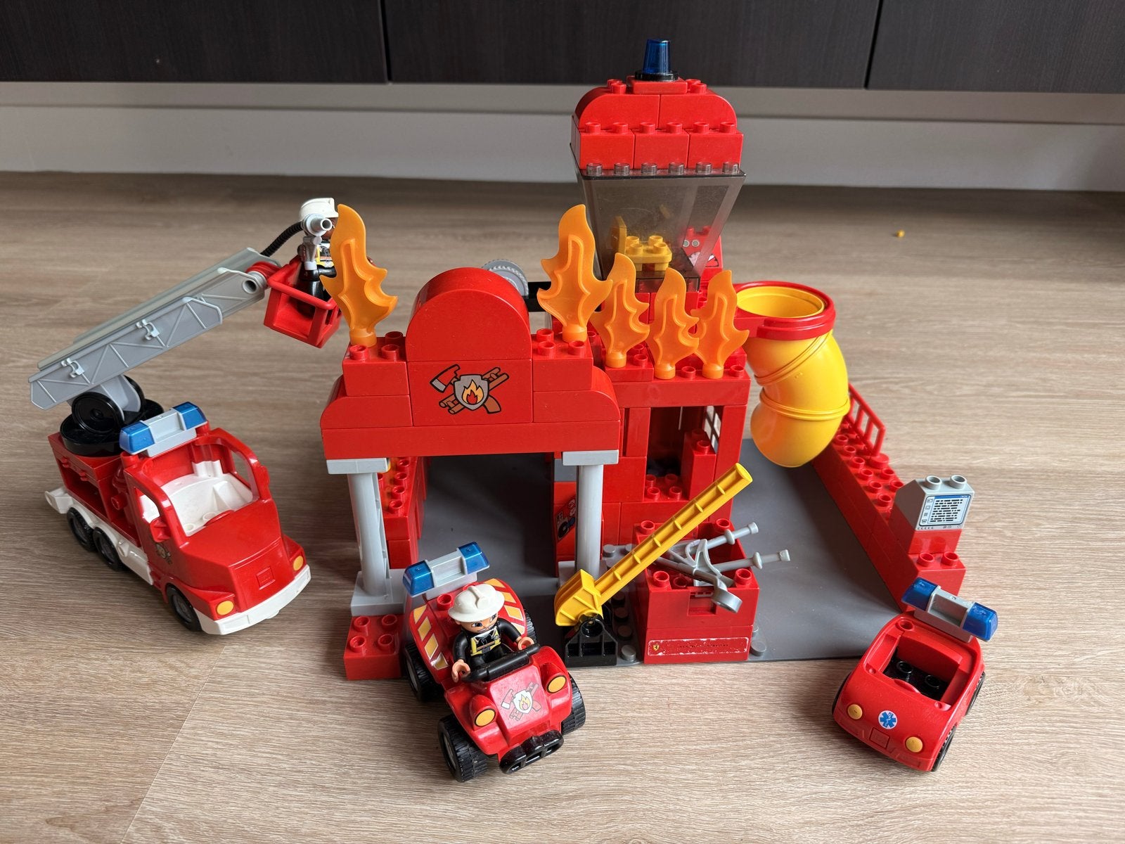 DUPLO Brandweerkazerne met brandweerauto en figuren, Ophalen of Verzenden, Gebruikt, Overige merken