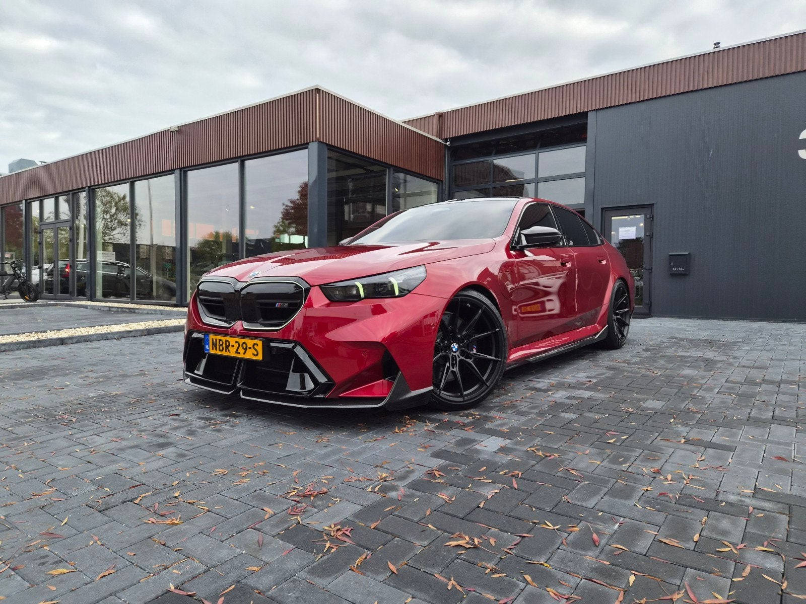 BMW M5 G90 728pk 2025 Dragon Fire M-Performance Carbon Voll, Auto's, Automaat, Dealer onderhouden, 4395 cc, Vierwielaandrijving
