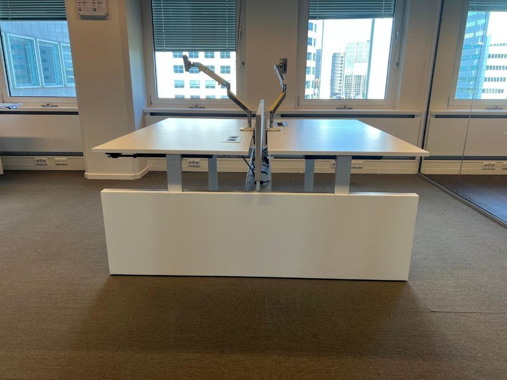 Foto 12 van Ahrend duo-bureau met slinger/kabelgoot 250€/st, 80st