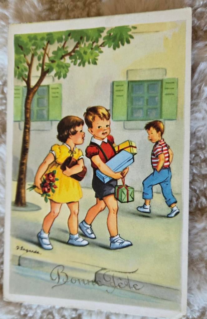 Jongen en meisje lopen met cadeautjes over straat, Verzenden, 1940 tot 1960, Ongelopen, Kinderen