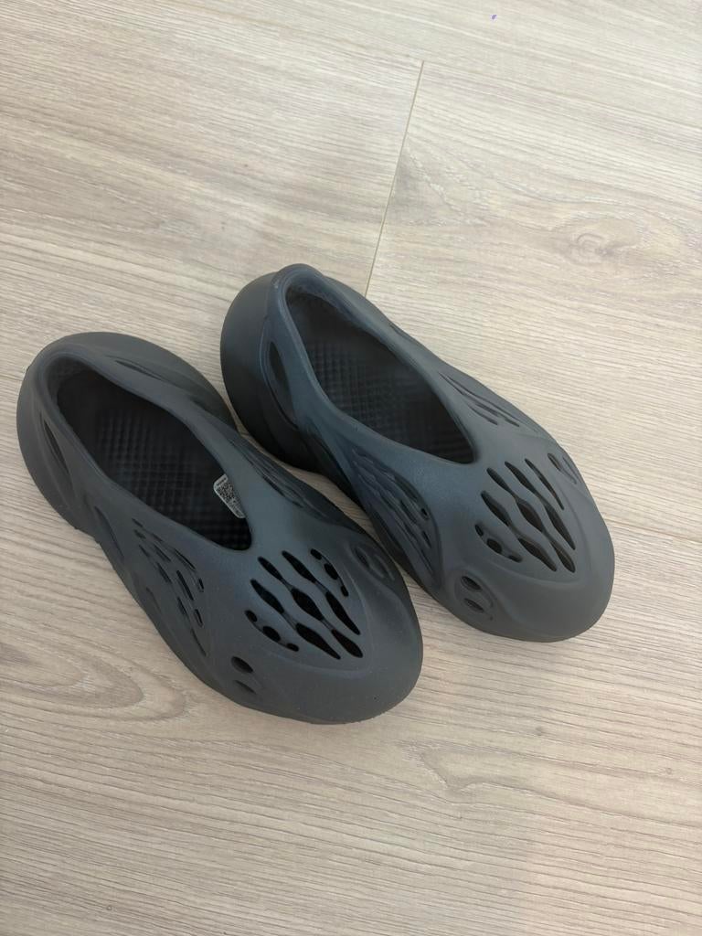 Yeezy foam maat 37, Kleding | Dames, Schoenen, Ophalen of Verzenden, Zo goed als nieuw, Zwart, Sneakers of Gympen