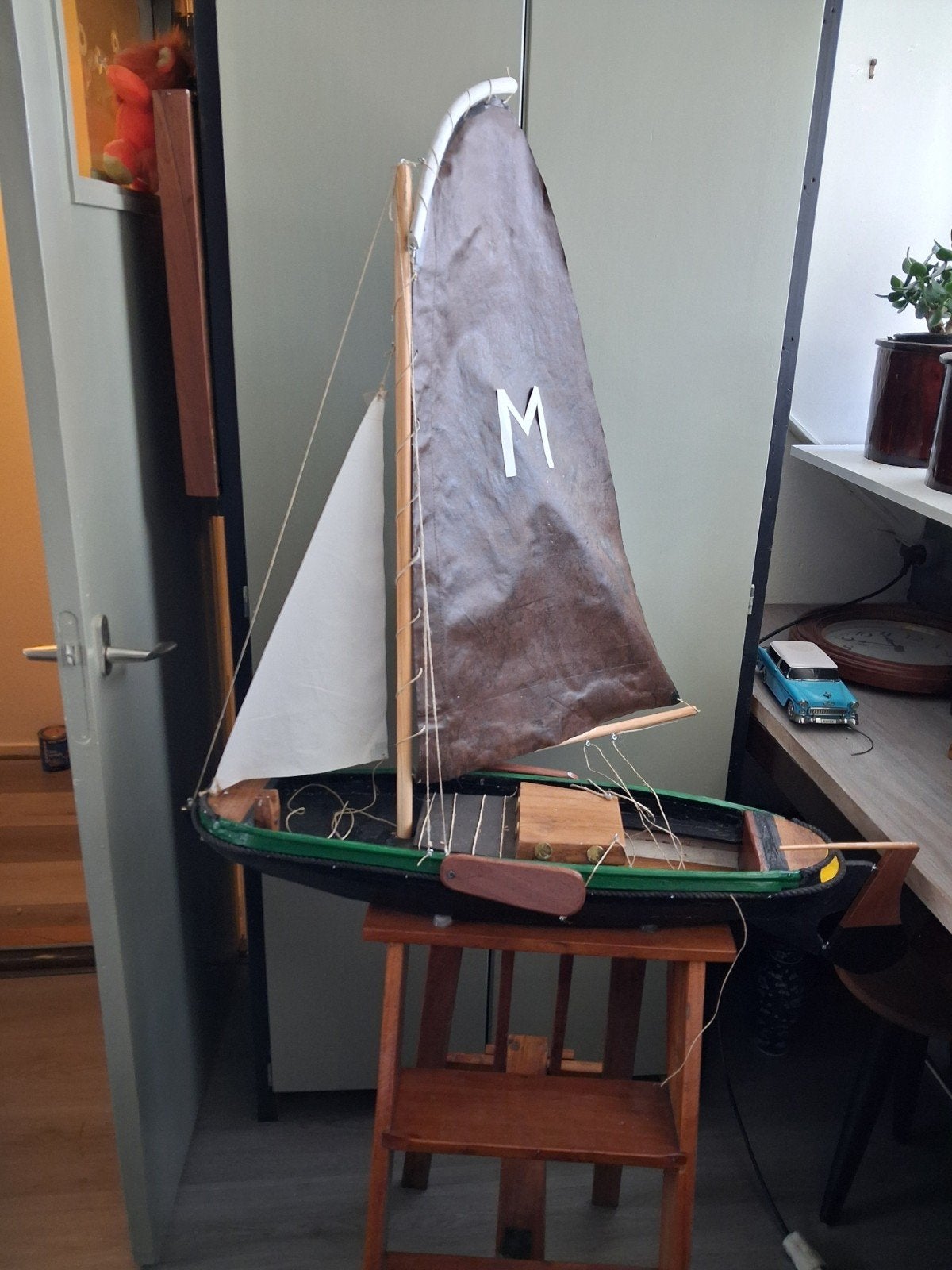 Handgemaakt Skûtsje Model op Noodspanten, Ophalen, Zo goed als nieuw