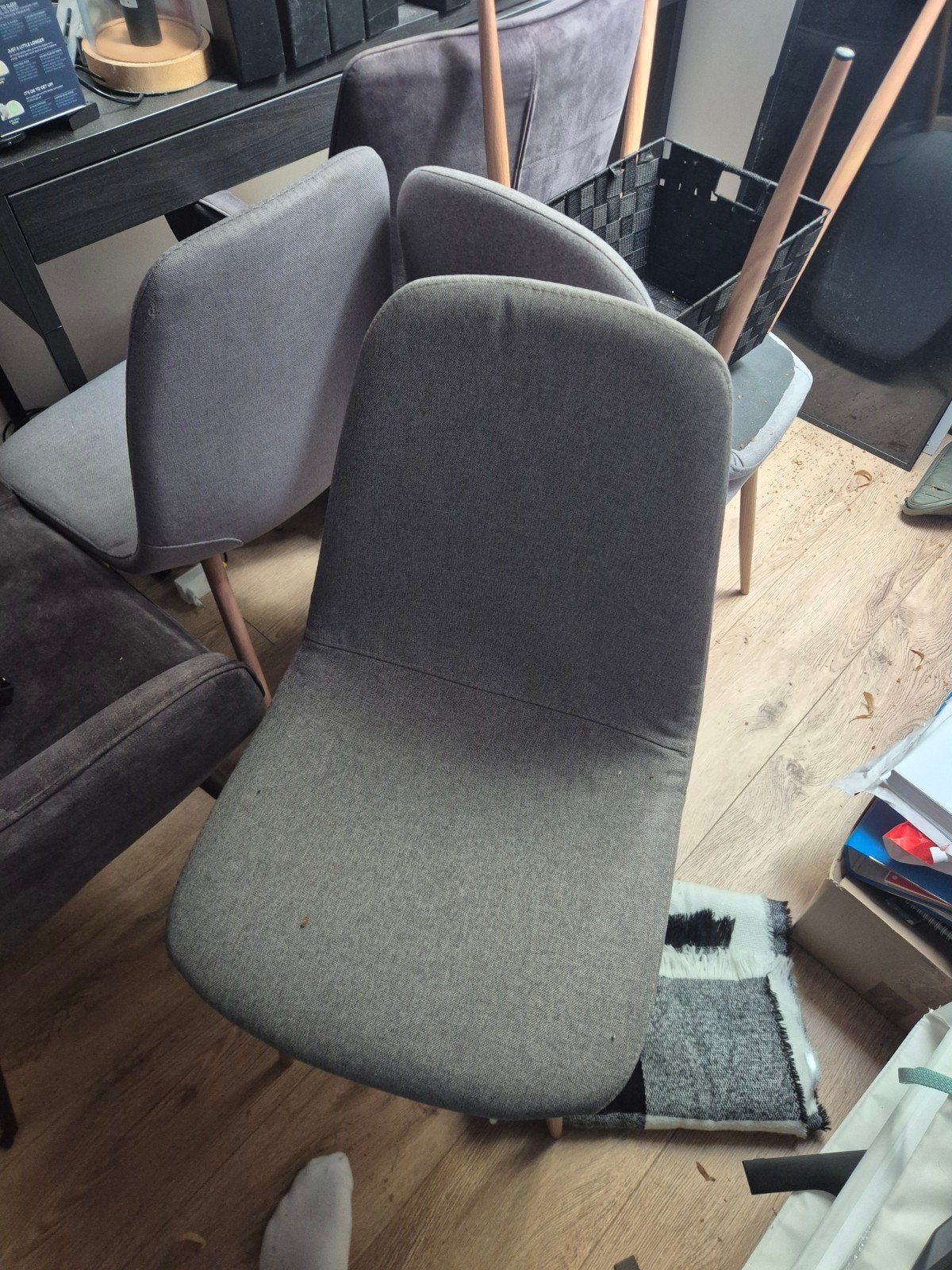 4 grijze stoelen met houten poten, Ophalen, Hout, Gebruikt, Vier