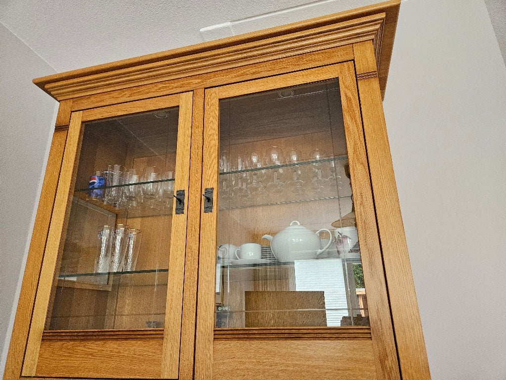 Foto 4 van Mooie, massief licht eiken buffetkast/ servieskast met glaze