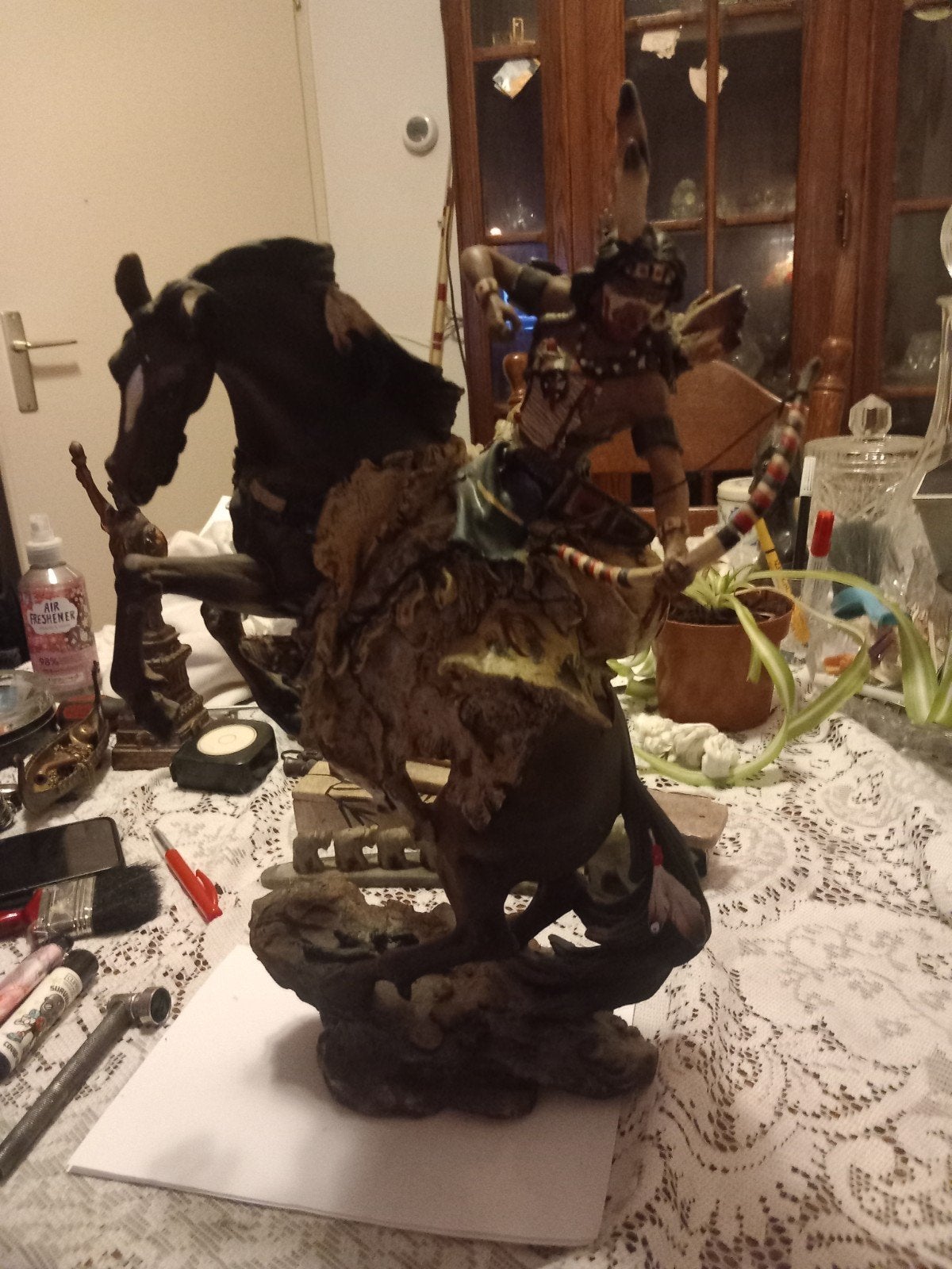 Gedetailleerd beeld van Indiaan te paard, 38 cm hoog, Antiek en Kunst, Handgemaakt, Ophalen of Verzenden, 20 - 50 cm, Beeld