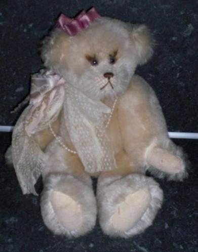 JOAN WOESSNER * VERZAMEL BEER * Nuffig Dametje *, Verzamelen, Beren en Cherished Teddies, Verzenden, Nieuw, Stoffen beer, Overige merken
