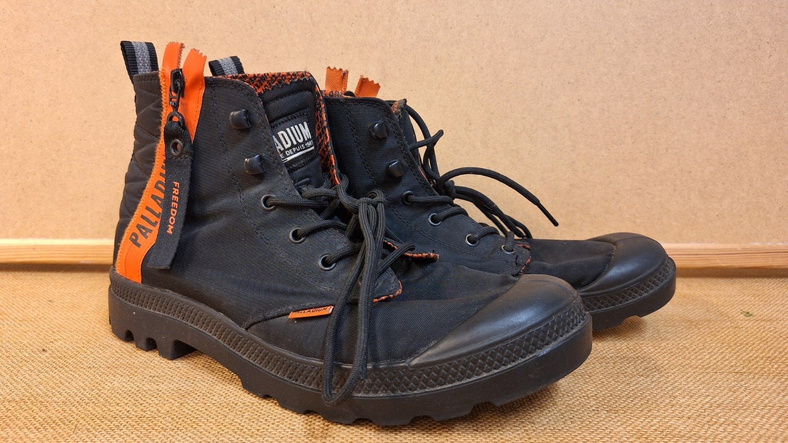 Palladium pampa maat 44 zwart, Ophalen of Verzenden, Zo goed als nieuw, Zwart
