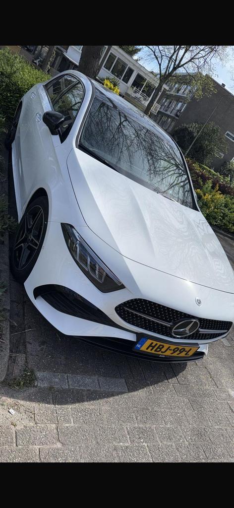 Mercedes A Klasse AMG Line Full options dealer onderhouden, Auto's, Mercedes-Benz, Automaat, Zwart, Wit, Particulier