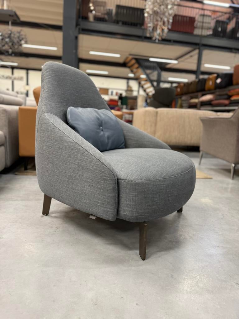 Nieuw Leolux Jill Fauteuil Fay stof Design Stoel, Huis en Inrichting, Fauteuils, Leolux, Pode Harvink Jori Rolf Benz Design on Stock Eyye Montis