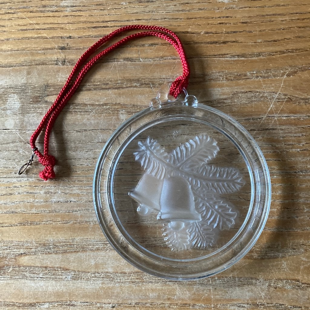 Raamhanger suncatcher kerst dennentak klokje (Ø 13cm) gaaf, Diversen, Ophalen of Verzenden, Nieuw