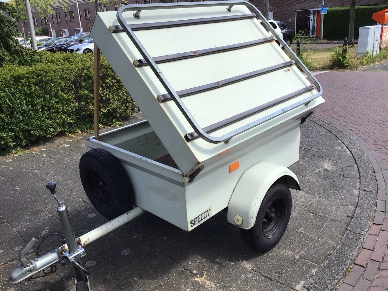 Saris speedy Compacte aanhangwagen met deksel en imperiaal, Ophalen