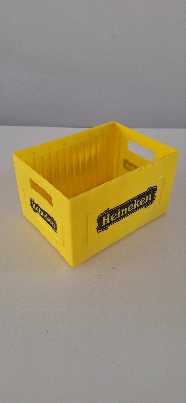 Vintage Heineken bierkratje - Geel plastic Cd opberger., Ophalen of Verzenden, Gebruikt, Lichtbak of (neon) lamp