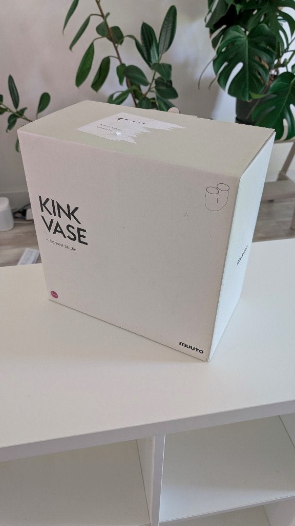 Muuto Kink vase - Deep red, Huis en Inrichting, 26 cm, Nieuw, Ophalen of Verzenden, Steen/keramiek