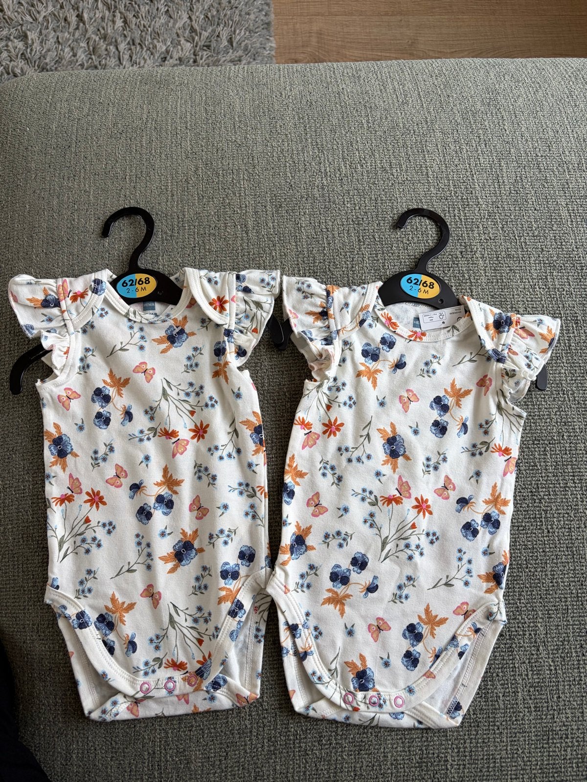 2 HEMA Rompertjes met bloemenprint - Maat 62/68, Kinderen en Baby's, Ophalen of Verzenden, Nieuw, Meisje, Nacht- of Onderkleding