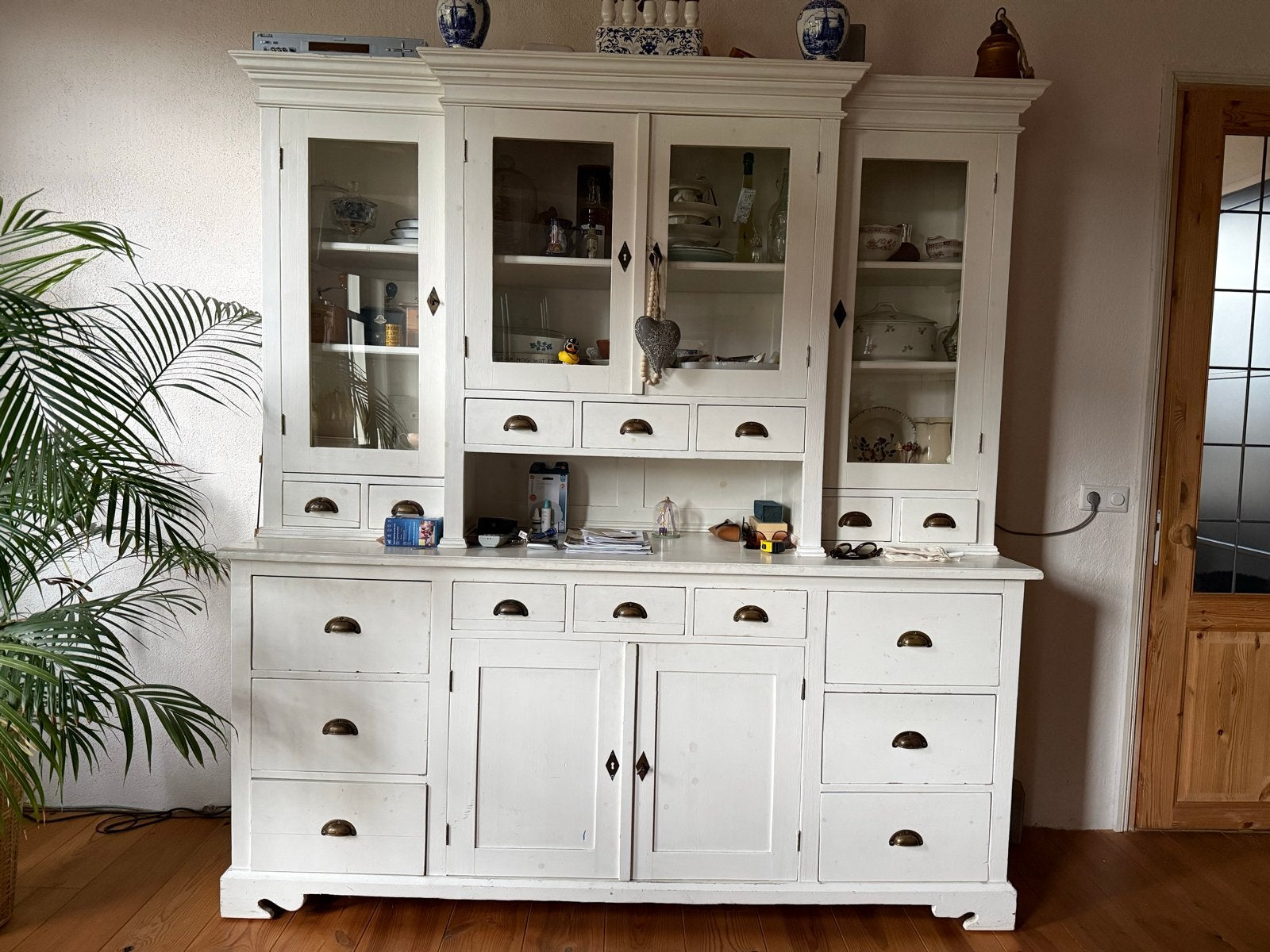 Oude, witte buffetkast met vitrines en veel opbergruimte, Ophalen, Gebruikt, 200 cm of meer, 200 cm of meer