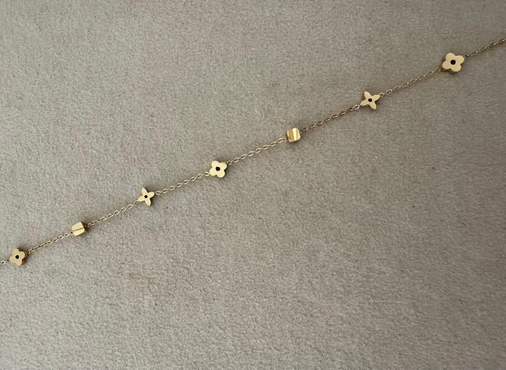 Gouden petite monogram blokjes klaver ketting waterproof, Overige materialen, Verstelbaar, Nieuw, Ophalen of Verzenden