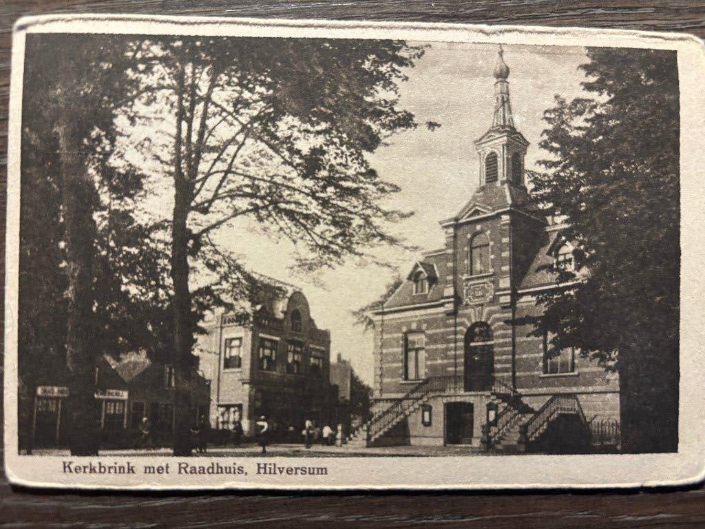 Ansichtkaart Hilversum - Kerkbrink met Raadhuis, Ophalen of Verzenden, 1920 tot 1940, Gelopen, Noord-Holland