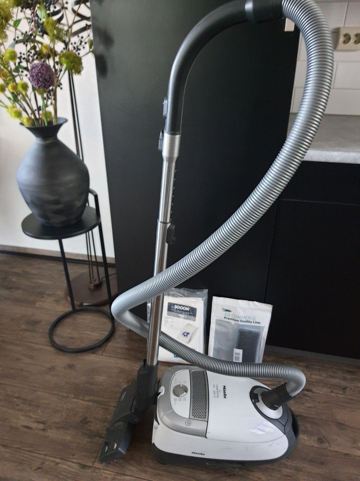 Miele Medicair 5000 Plus stofzuiger met accessoires, Witgoed en Apparatuur, Stofzuigers, Gebruikt, Sledestofzuiger, Miele, 2000 watt of meer