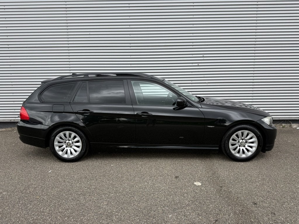 BMW 3 Serie Touring 318i High Executive Pano Leer Cruise Air, Auto's, BMW, Euro 5, Zwart, Leder, Handgeschakeld