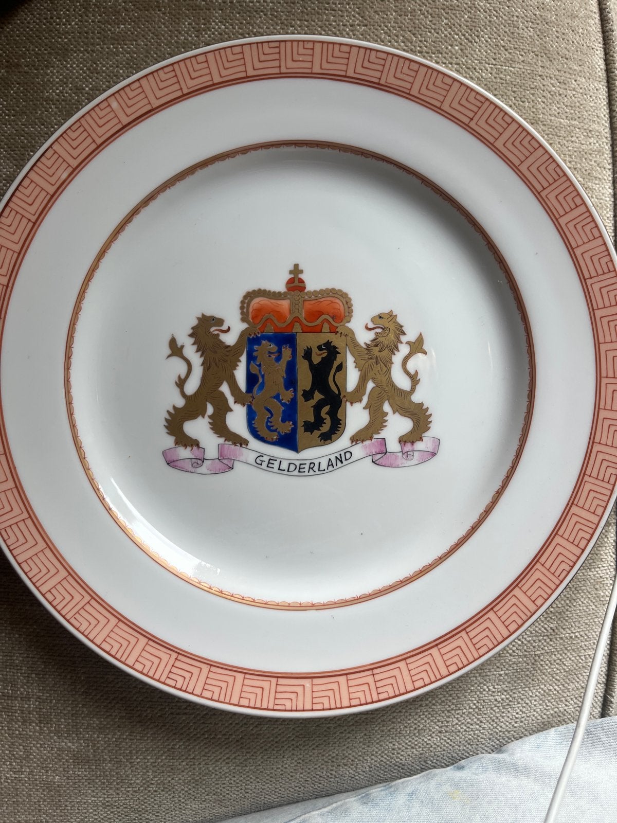 Decoratief bord met wapen van Gelderland, Ophalen