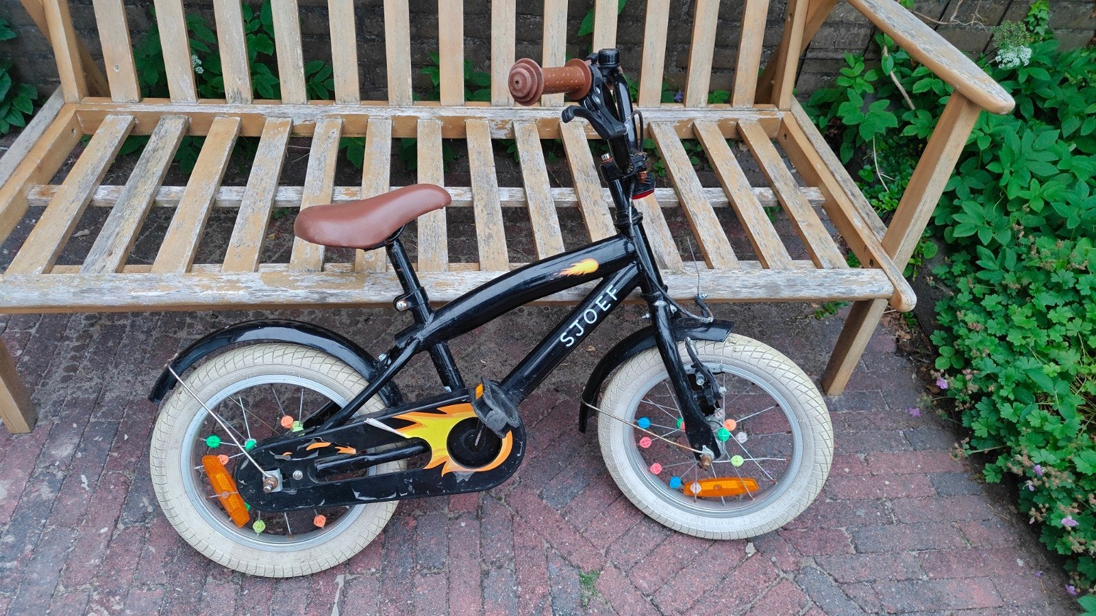 Sjoef 16 inch kinderfiets - Zwart met vlammen, Fietsen en Brommers, Fietsen | Kinderfietsjes, Ophalen, Terugtraprem, Zijwieltjes