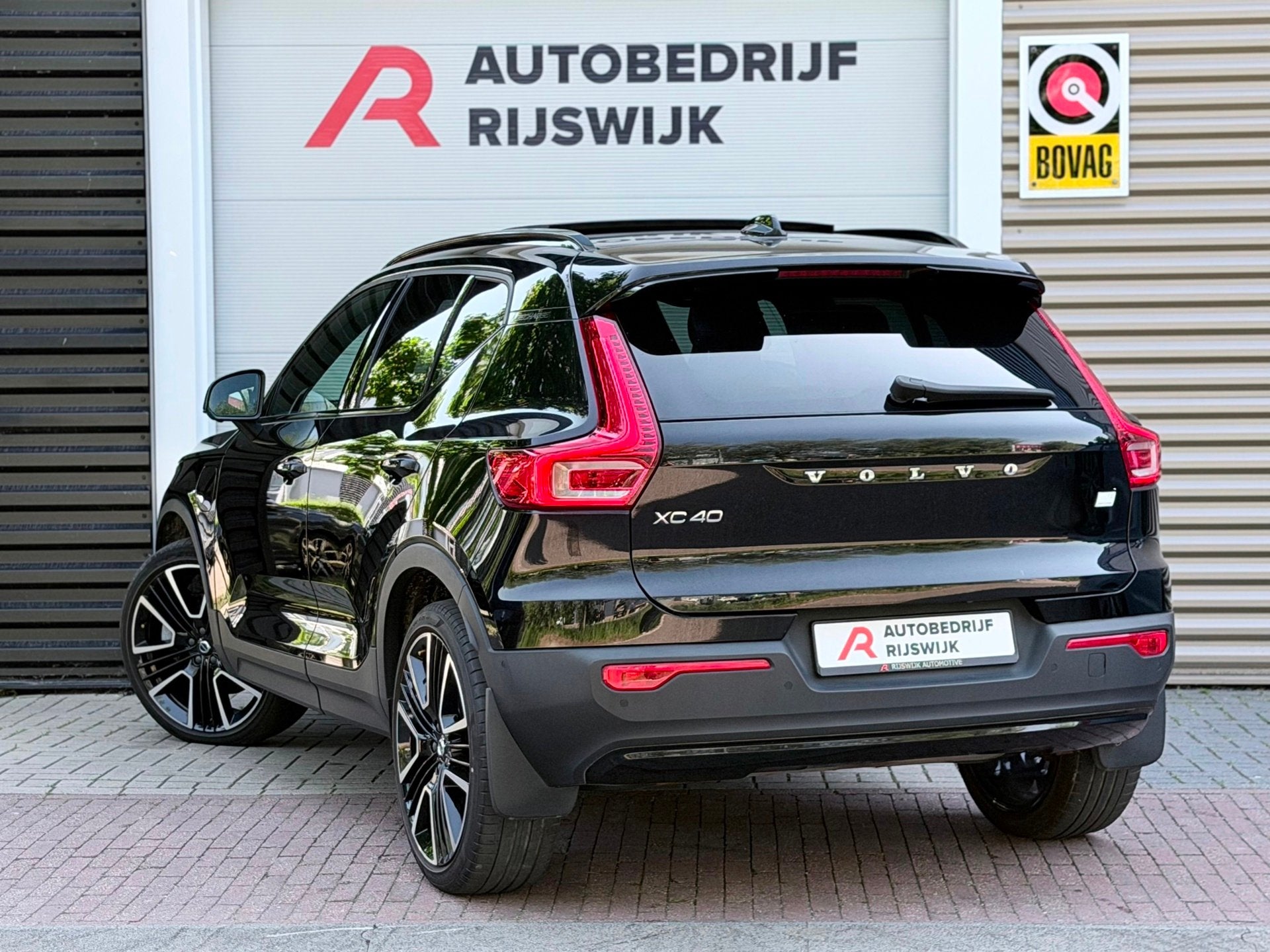 Volvo XC40 1.5 T5 Recharge R-Design Pano/H&K/Memory, 12 maanden, Zwart, Bedrijf, 3 cilinders