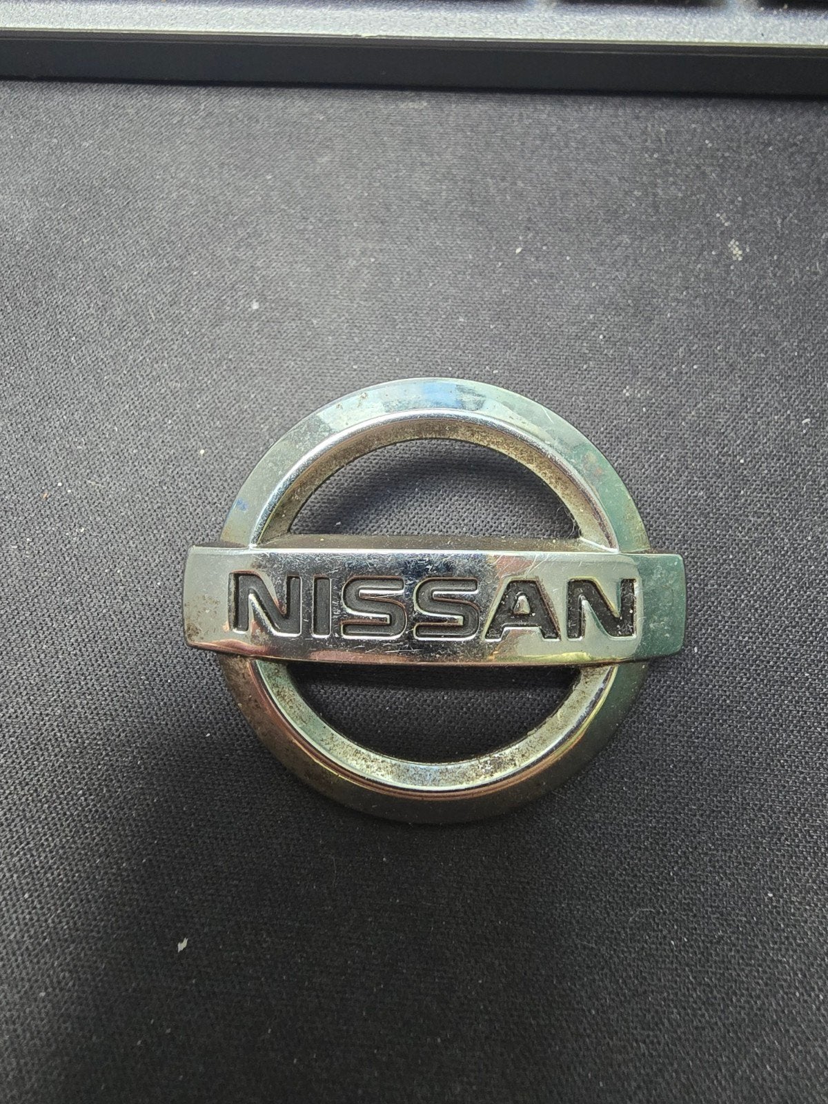 Nissan logo onderdeelnummer 40344-AV610, Auto-onderdelen, Ophalen of Verzenden, Gebruikt, Nissan