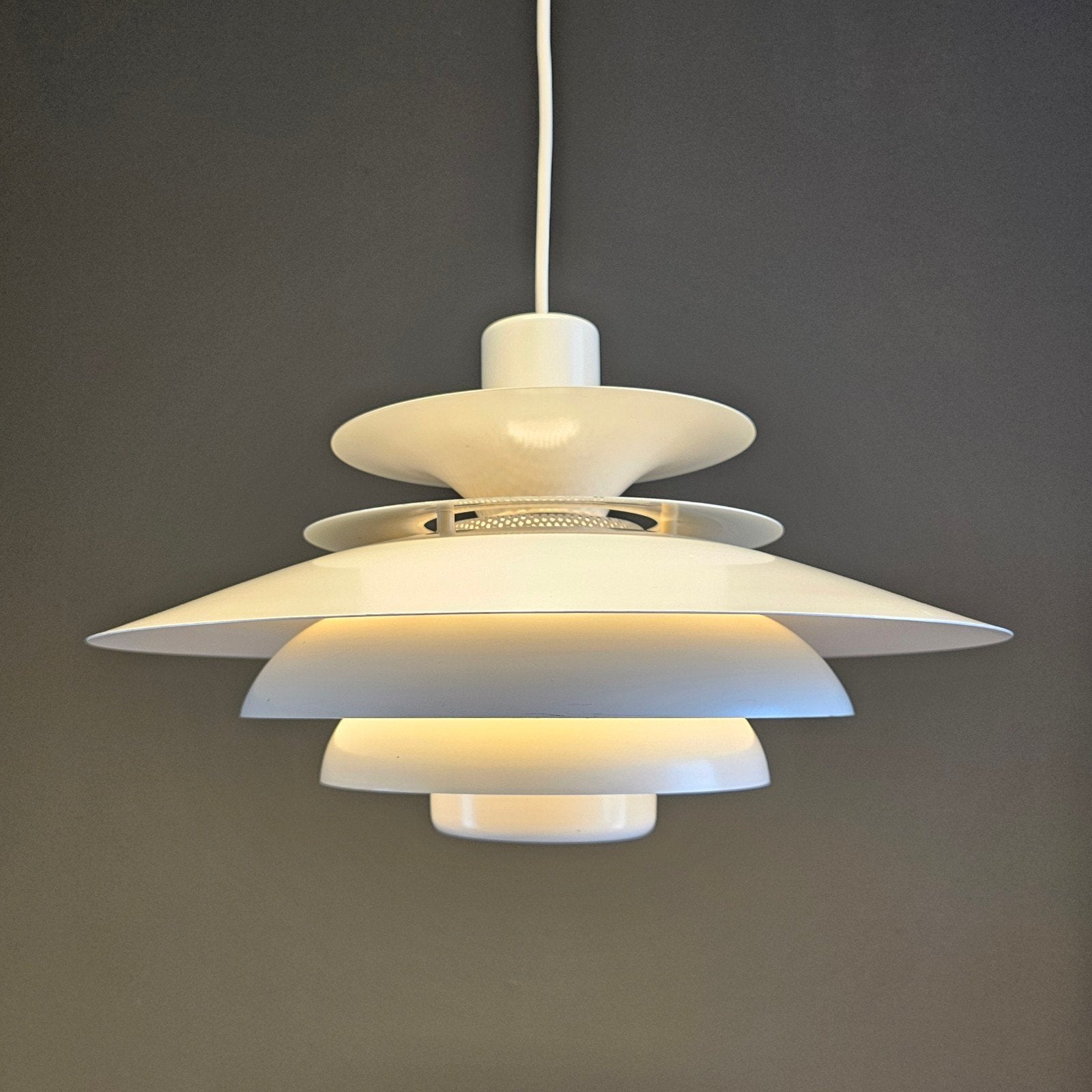 Deens design Jeka Schalenlamp type Verona - Vintage hanglamp, Huis en Inrichting, Lampen | Hanglampen, Vintage Deens design, Zo goed als nieuw