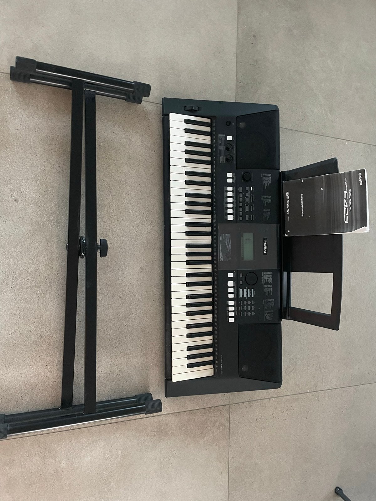Yamaha PSR e423 Keyboard met standaard en handleiding, Yamaha, Ophalen of Verzenden, Met standaard, 61 toetsen