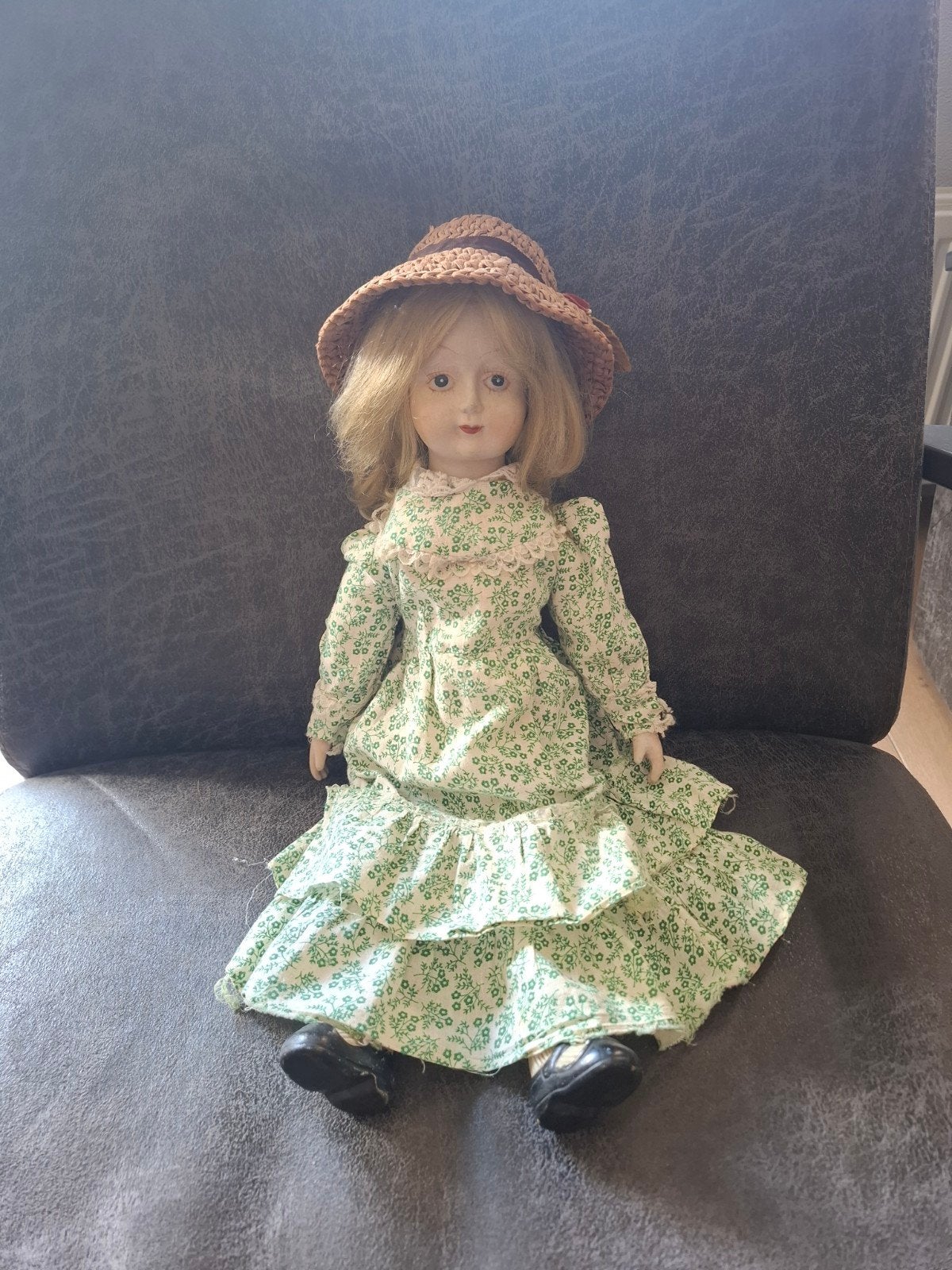 Vintage pop met hoedje en bloemetjesjurk - 45 cm, Verzamelen, Ophalen of Verzenden, Gebruikt, Pop